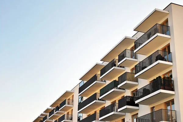 Modern, lüks apartman mavi gökyüzü karşı