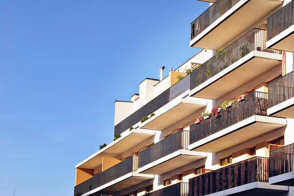 Modern, lüks apartman mavi gökyüzü karşı