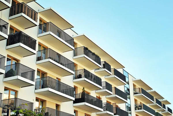 Modern, lüks apartman mavi gökyüzü karşı