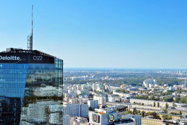 Cosmopolitan apartmanından gökdelenler ve modern mimarinin görünümü 