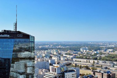 Cosmopolitan apartmanından gökdelenler ve modern mimarinin görünümü 