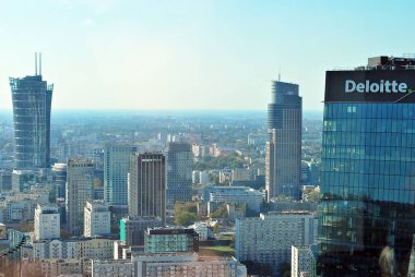 Cosmopolitan apartmanından gökdelenler ve modern mimarinin görünümü 