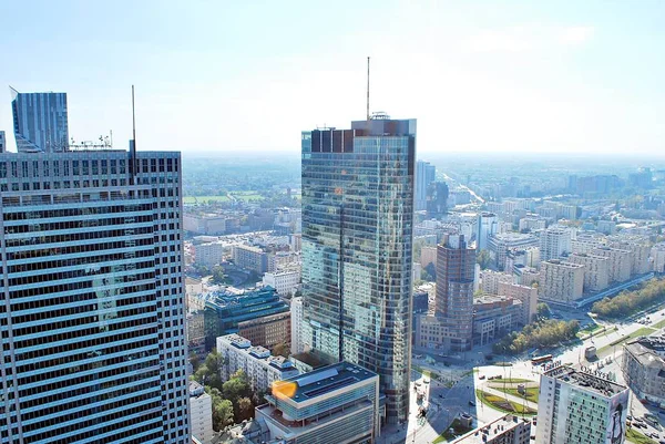 Cosmopolitan apartmanından gökdelenler ve modern mimarinin görünümü 