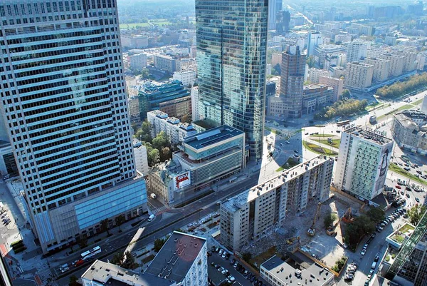 Cosmopolitan apartmanından gökdelenler ve modern mimarinin görünümü 