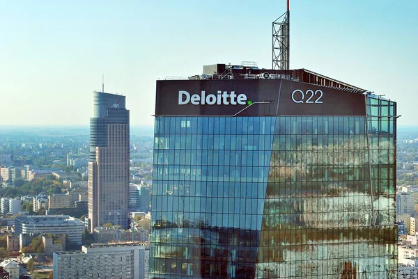 Cosmopolitan apartmanından gökdelenler ve modern mimarinin görünümü 