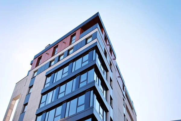 Modern, lüks apartman mavi gökyüzü karşı