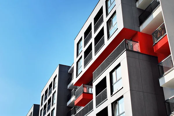 Modern, lüks apartman mavi gökyüzü karşı