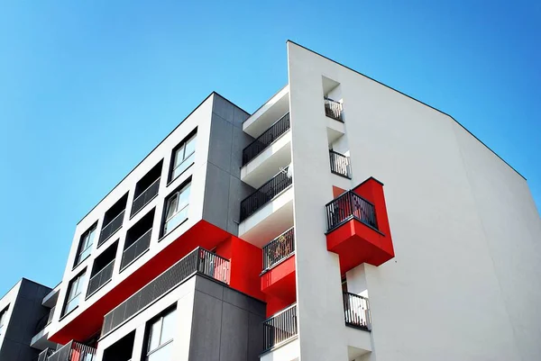Modern, lüks apartman mavi gökyüzü karşı