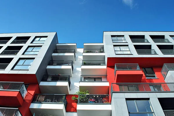 Modern, lüks apartman mavi gökyüzü karşı