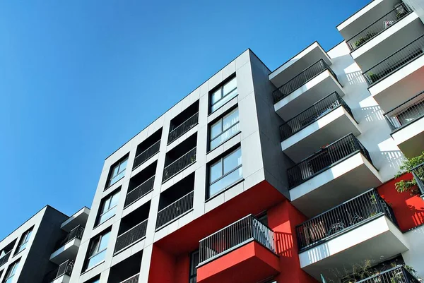 Modern, lüks apartman mavi gökyüzü karşı