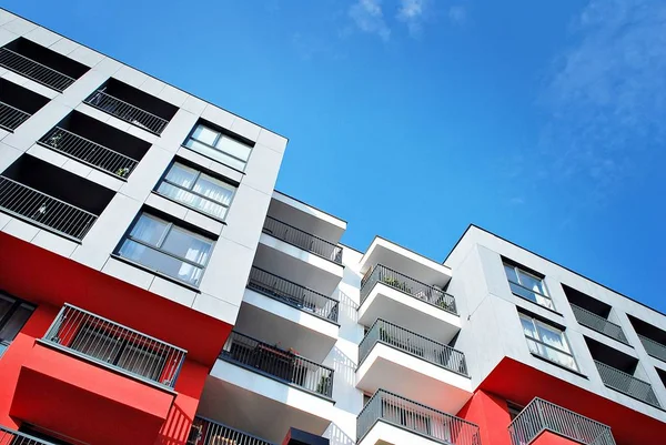 Modern, lüks apartman mavi gökyüzü karşı