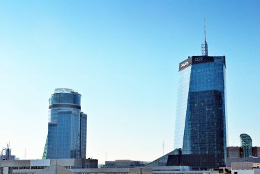 Şehir merkezinde modern gökdelenlerin görünümü