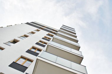 Modern, lüks apartman mavi gökyüzü karşı