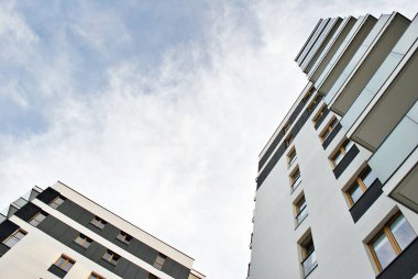 Modern, lüks apartman mavi gökyüzü karşı