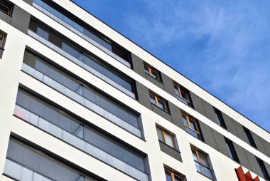 Modern, lüks apartman mavi gökyüzü karşı