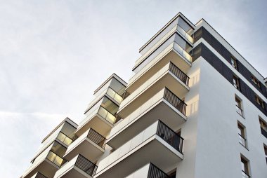 Modern, lüks apartman mavi gökyüzü karşı