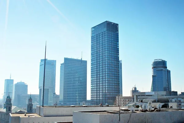 Şehir merkezinde modern gökdelenlerin görünümü