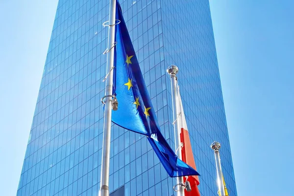 Banderas de la Unión Europea y Polonia — Foto de Stock