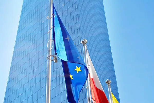 Banderas de la Unión Europea y Polonia — Foto de Stock