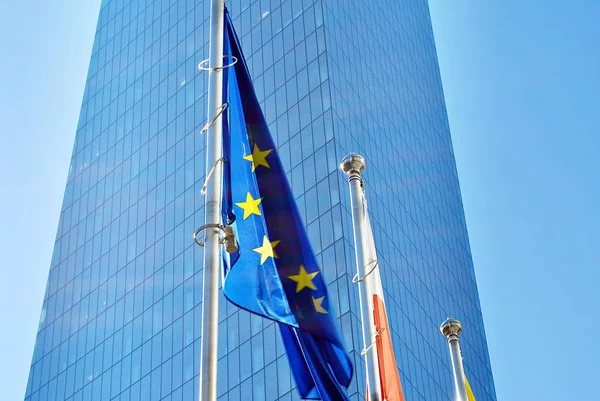 Флаги Польши и Европейского союза — стоковое фото