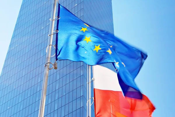 Флаги Польши и Европейского союза — стоковое фото