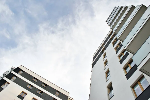 Modern, mewah apartemen bangunan melawan langit biru — Stok Foto