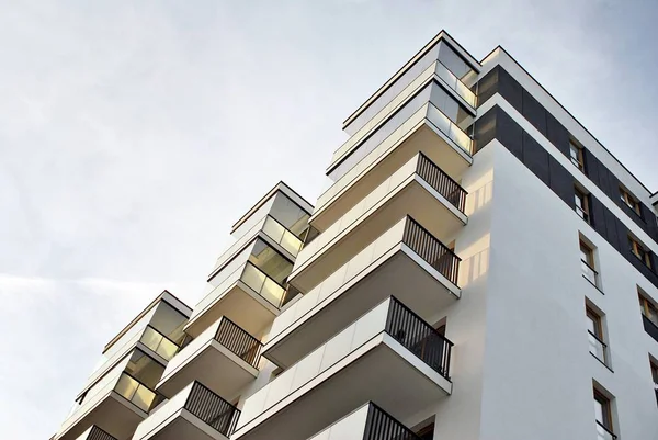 Modern, lüks apartman mavi gökyüzü karşı