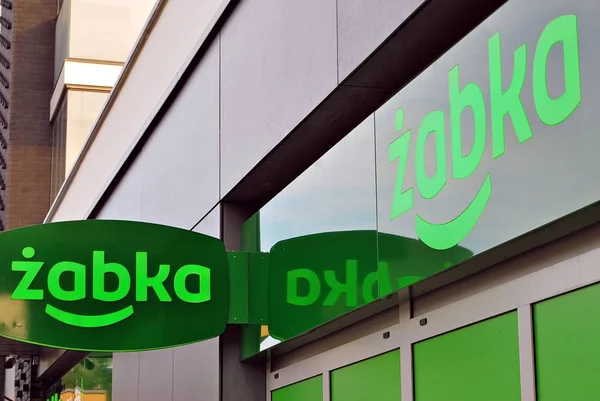 Signo de logotipo de una tienda de comestibles Zabka — Foto de Stock