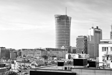 Varşova Spire. Modern ofis binası. Siyah ve beyaz.