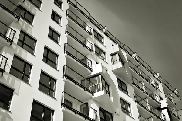 Edifício moderno de apartamentos de luxo. Preto e branco — Fotografia de Stock