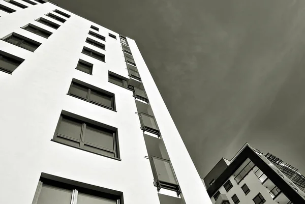 Edifício moderno de apartamentos de luxo. Preto e branco — Fotografia de Stock