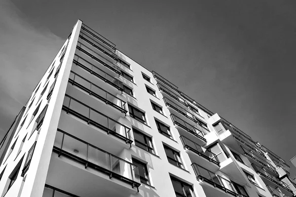 Edifício moderno de apartamentos de luxo. Preto e branco — Fotografia de Stock