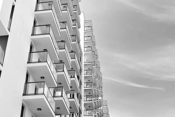 Moderno edificio de apartamentos de lujo. Blanco y negro — Foto de Stock