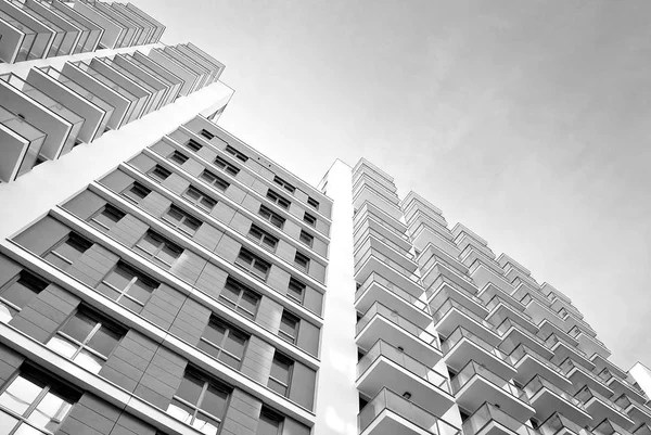 Moderno edificio de apartamentos de lujo. Blanco y negro — Foto de Stock