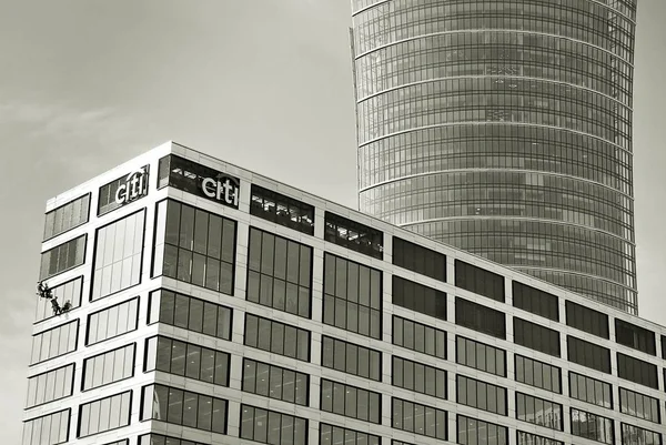 Edifício de escritórios do Citi Bank. Preto e branco — Fotografia de Stock