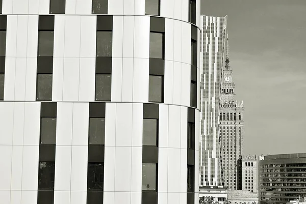 Immeuble de bureaux moderne avec façade en verre — Photo