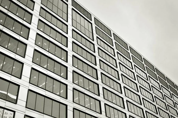 Modernes Gebäude. Modernes Bürogebäude mit Glasfassade — Stockfoto