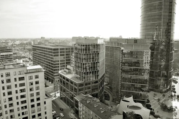 Varsovia Spire. Moderno edificio de oficinas. Blanco y negro . —  Fotos de Stock