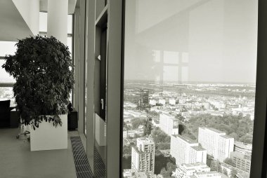 Kozmopolit apartman. Panoramik pencere ve Varşova şehir. Siyah ve beyaz.