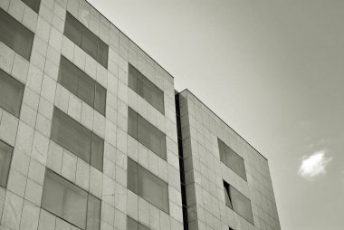 Modern bina. Camdan yapılmış modern ofis binası.