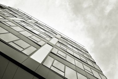 Modern bina. Camdan yapılmış modern ofis binası.