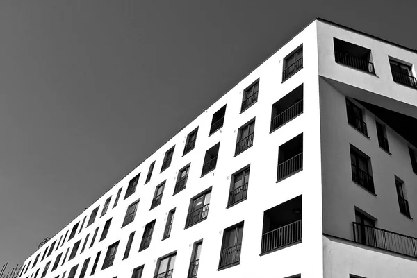 Edifício moderno de apartamentos de luxo. Preto e branco — Fotografia de Stock