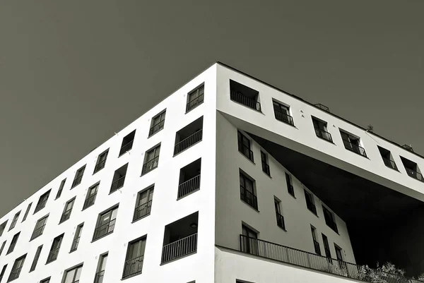 Edifício moderno de apartamentos de luxo. Preto e branco — Fotografia de Stock