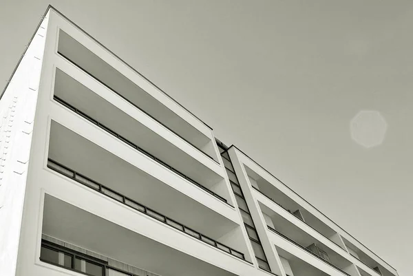 Edifício moderno de apartamentos de luxo. Preto e branco — Fotografia de Stock