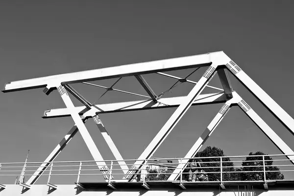 Viadukt im Bau. schwarz-weiß. — Stockfoto