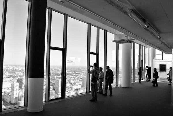 Edificio de apartamentos cosmopolita. Vista panorámica de la ventana y la ciudad de Varsovia. Blanco y negro . — Foto de Stock