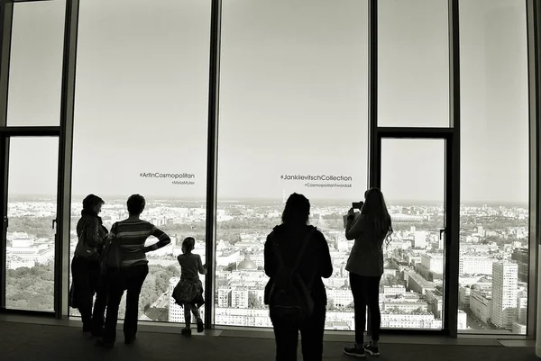 Edificio de apartamentos cosmopolita. Vista panorámica de la ventana y la ciudad de Varsovia. Blanco y negro . — Foto de Stock