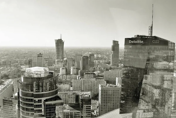 Görünümü, gökdelenler ve kozmopolit evinin modern mimari. Siyah ve beyaz