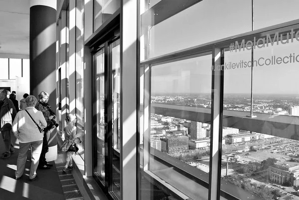 Edificio de apartamentos cosmopolita. Vista panorámica de la ventana y la ciudad de Varsovia. Blanco y negro . — Foto de Stock