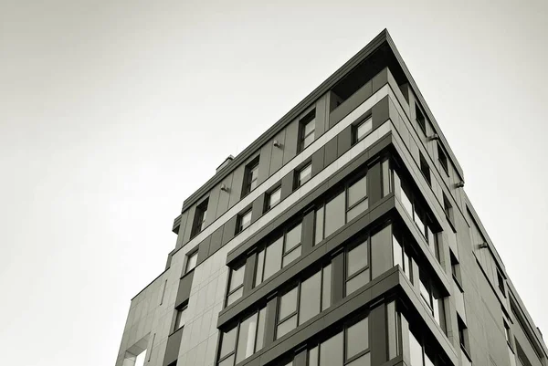 Moderno edificio de apartamentos de lujo. Blanco y negro — Foto de Stock
